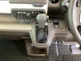 足元スッキリ、インパネシフトです。パーキングブレーキは電子制御パーキングブレーキタイプなので、運転席と助手席の間がスッキリしています。