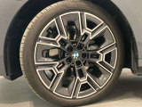 BMWの純正アロイホイールは軽量かつ強度にも優れているホイールで走行性能を引き上げる設計になっております。足元にもBMWは妥協がなくこだわっている個所になります。