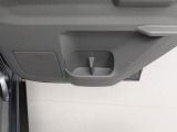カップホルダーは運転席や助手席からちょうど手の届く位置です!!