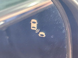 【ブラインドスポットモニター】走行中、ドアミラーの死角になりやすい箇所に後続車が接近するとサイドミラーのレンズに警告を表示!ドライバーに注意喚起をしてくれます。