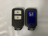スマートキーを装備しています。鍵を差し込むことなくドアロックの開け閉めと、スタートボタン操作でのエンジンスタートができます。スペアキーも同じものを用意しております。