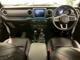 かつての名車、CJのオマージュをした直線基調のデザインです。直感的に操作できるスイッチ類となっております。