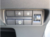 ステアリングヒーターのスイッチが運転席正面右下にございます。スイッチONで冷えた手も温まるので、冬の運転にうれしい快適装備ですね(*^^*)  アイドリングストップは燃費の向上をアシストします。