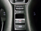 スイッチを軽く引くだけで、パーキングブレーキが作動します。道路状況やお好みに合わせてモード切り替えられるスポーツモード、傾斜面でのスリップの危険を最小限に防ぐヒルディセントコントロールを装備。