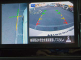 空から見下ろすような視点で、スムーズな駐車と安全確認をサポートする「アラウンドビューモニター」付です。