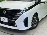 【LEDヘッドライト】悪天候や夜間走行時も良好な視界を確保し安心して運転できる高輝度LEDヘッドライトを装備!点灯速度が早く、消費電力も抑えられています。