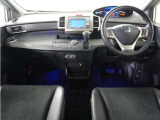視界広々で運転しやすくロングドライブでも疲れを感じさせないすっきりとまとまったインパネ周りです。