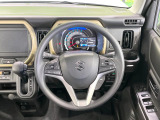 インテリアに合わせたデザインのステアリングは、運転される方のことも考え、運転しやすい形状、大きさです。是非一度、実際に触ってお確かめください。