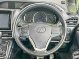 インテリアに合わせたデザインのステアリングは、運転される方のことも考え、運転しやすい形状、大きさです。是非一度、実際に触ってお確かめください。