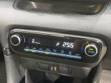 【オートエアコン】一度お好みの温度に設定すれば、車内の温度を検知し風量や温度を自動で調整。暑い&hellip;寒い&hellip;と何度もスイッチ操作をする必要はありません。快適な車内空間には必須の機能ですね♪