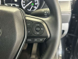 前方の車との車間を設定し、スピードを上げたり緩めたりを自動で行ってくれる追尾式の「レーダークルーズ」。上級装備の一つです!高級車にしかつかない嬉しい機能です。