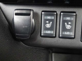 運転席と助手席に加え、後部座席にもシートヒーターを装備しています。冬場は必需品です!