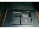 「P」ポジションに入れると自動で作動。「HOLD」スイッチを押し、システムONの状態にしておくことで、渋滞や信号待ちなどでブレーキを踏んで停車したときにブレーキを保持。アクセルを踏むと解除。