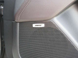 BOSEサウンドシステムを搭載。「良い音を出す」ではなく、その車種のごとに特徴を計算(車種専用設計)し、「反響音」を作り出すことによってどの座席でも自分中心で音が聴こえ、「心地よい空間」を作り出します。