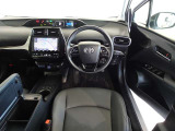 革巻き(合皮製)ステアリングで快適な操作性の運転席です。