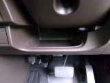 運転席の下にもちょっとした小物を置いておけるスペースがあります。