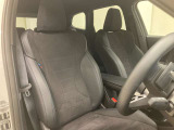 【コックピットシート】BMW車の主役席。車体中央にくる様に配置し車両重心とが一致する事でドライバーと車との一体感あるドライビングを実現。人間工学に基づき形成した形状が長時間のドライブ疲労も軽減します!
