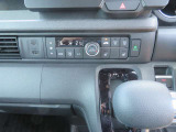 エアコンのスイッチ類は見やすく、わかりやすくなっています。また、運転席と助手席にはシートヒーターも装備されています。