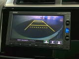 リバースギアに入れるだけで後方の表示へ切り替わります。夜間や雨の日の駐車も楽になりますよ。