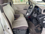 運転のしやすさや、乗り降りにも配慮した運転席