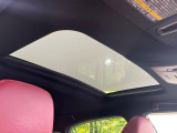 【サンルーフ】開放感たっぷりの希少装備、サンルーフが装着されています!車内に明かりを取り入れたり景色を楽しむ以外にも、車内の空気も簡単に換気できて快適です!