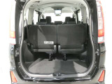 サードシートを格納すると大きな荷台スペースとなります サードシートを起こした状態でも荷物はもちろん詰めます 使用用途に応じてアレンジしてください