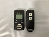 スマートキーを装備しています。鍵を差し込むことなくドアロックの開け閉めと、スタートボタン操作でのエンジンスタートができます。加えて、リモコンエンジンスターター用の操作キー(社外品)もついています。