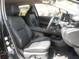 運転席&助手席  ・中央部にはアームレスト装備です。 レザーシートです。
