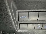 電動式バックドアです。 荷物を持ったままでもボタン一つで自動的に開け閉めできるので便利ですよ。 挟み込み防止機能も付いていますのでお子様の手や荷物を挟み込むのを防いでくれますよ。