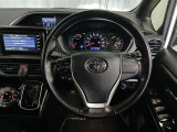 ステアリングには運転中でも簡単に操作できる各種スイッチついてます