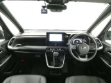 シンプルで見やすいデザイン、運転に集中できる快適な空間です。