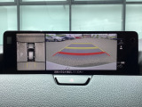 狭い場所での駐車やすれ違いなどでより的確な運転操作に役立つ360&deg;ビューモニターが装備されています。