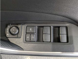 パワーウィンドウのスイッチですよ。 運転席に居ながら窓を開け閉めのコントロールできますよ。 ロック機能で、子供がイタズラして窓を開けるという事も無くなりますよ。