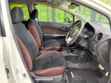 運転席まわりには十分なスペースがあり、大柄な方でもゆったり運転していただける環境です。