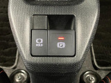 【電動パーキングブレーキ+オートブレーキホールド機能】 指先だけで簡単に操作が可能なパーキングブレーキ、スイッチを押すとブレーキペダルから足を離してもブレーキを保持できるオートブレーキホールド搭載。