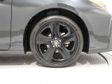 タイヤサイズは(215/45R17)で純正アルミホイールです。