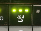 シートエアコン付です。シートを暖めたり冷やしたりできる、快適装備の一つ。 暑い夏もシートが冷える冬も快適にドライブが楽しめそうですね。