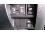 両側電動スライドドア。荷物で手が塞がる時など簡単にドアの開閉が出来ます。何より力いらずで開閉OK。女性やお年寄りにも優しい。電動機能はOFFにもできますから元気なお子様の駆け出しも安心。