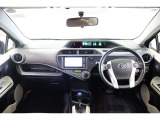 フードが低いセンターメーターで運転席からの視界は良く、助手席からもメータの情報を見ることが出来ます。操作ボタンやダイヤルが届きやすい位置に配置されていて利便性も良い使いやすい運転席廻りです。