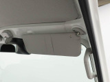 運転席と助手席にはサンバイザーが付いています。