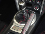 フロア6速マニュアル車です。