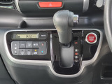 運転席より操作性の良いシフトレバーと、オートエアコンのスイッチ等の画像です。