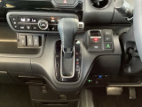 【eコンスイッチ】低燃費運転をサポートするECONモード。スイッチをONすると、エンジンやトランスミッション、A/Cなどを協調制御し、燃費の向上に貢献。エコドライブの効果を高めます。