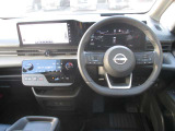 広々とした運転席周りです。