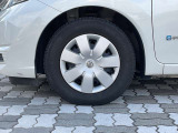スチールホイール。純正ホイールカバー付き。タイヤサイズは185/70R14です。