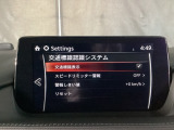 フォワードセンシングカメラで認識した交通標識をディスプレイに表示し、交通標識の見落とし防止を図り、安全運転を支援します。