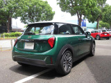 BMW・MINI認定中古車には2年間の無料保証を付帯。ご購入後も安心して、BMWならではの走りをお楽しみいただけます。