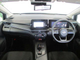 黒を基調としたスタイリッシュなデザインの運転席です。衝突被害軽減ブレーキ、レーンキープアシストなどの安心装備付き!