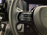 ステアリング左手側にオーディオ関連のコントロールスイッチを配置しています。操作時は視線を逸らすことなく運転に集中できます。