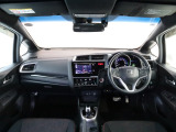フィットの開放的な前方視界。視界広々で非常に運転しやすくロングドライブでも疲れを感じさせないすっきりとまとまったインパネ周りです。また、全ての装備が適正配置されていて操作性に優れています。